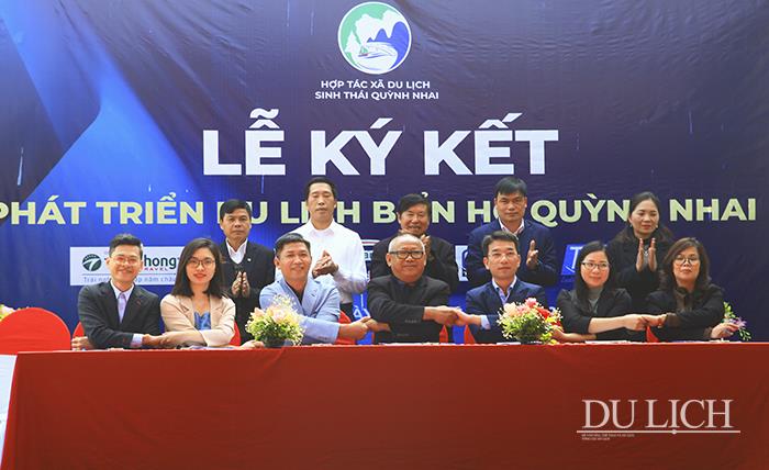 Lễ ký kết hợp tác với sự chứng kiến của đại diện lãnh đạo Sở VHTTDL Sơn La; UBND huyện Quỳnh Nhai; Hiệp hội Du lịch Sơn La
